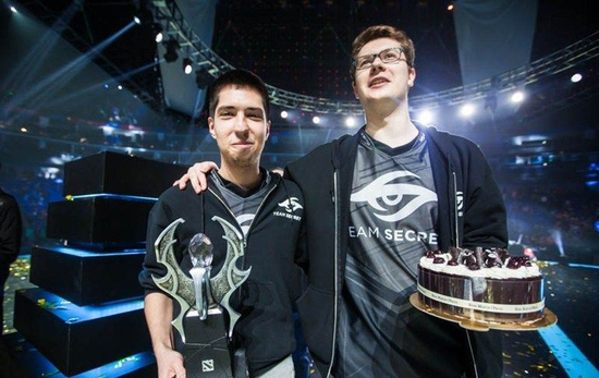 S13决赛主持人裴惠智分享决赛日与T1中野合照及赛后感言